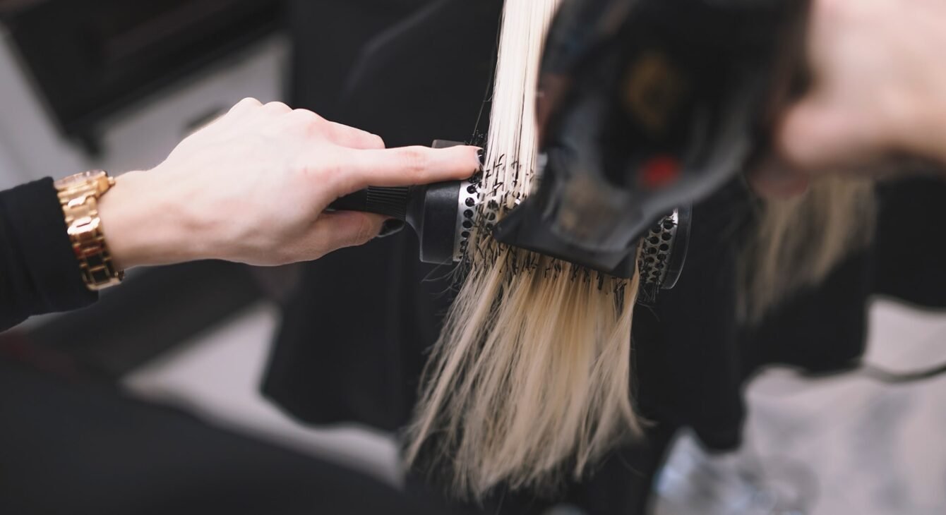 crop-stylist-setting-hair-with-brush crop-stylist-setting-hair-with-brush