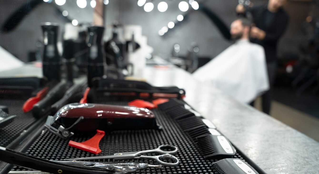 medium-shot-styling-tools-arrangement medium-shot-styling-tools-arrangement
